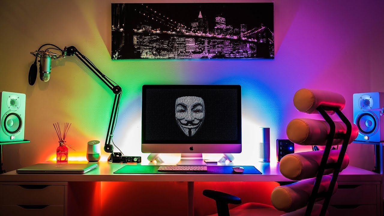 Бюро с разноцветно осветление Philips Hue зад монитора