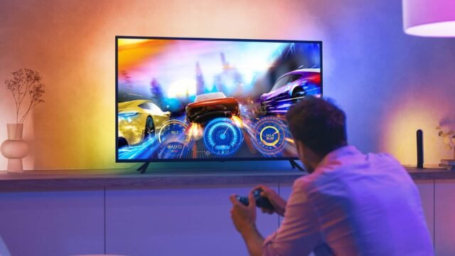 Светлинна лента Philips Hue Play, закрепена зад телевизор