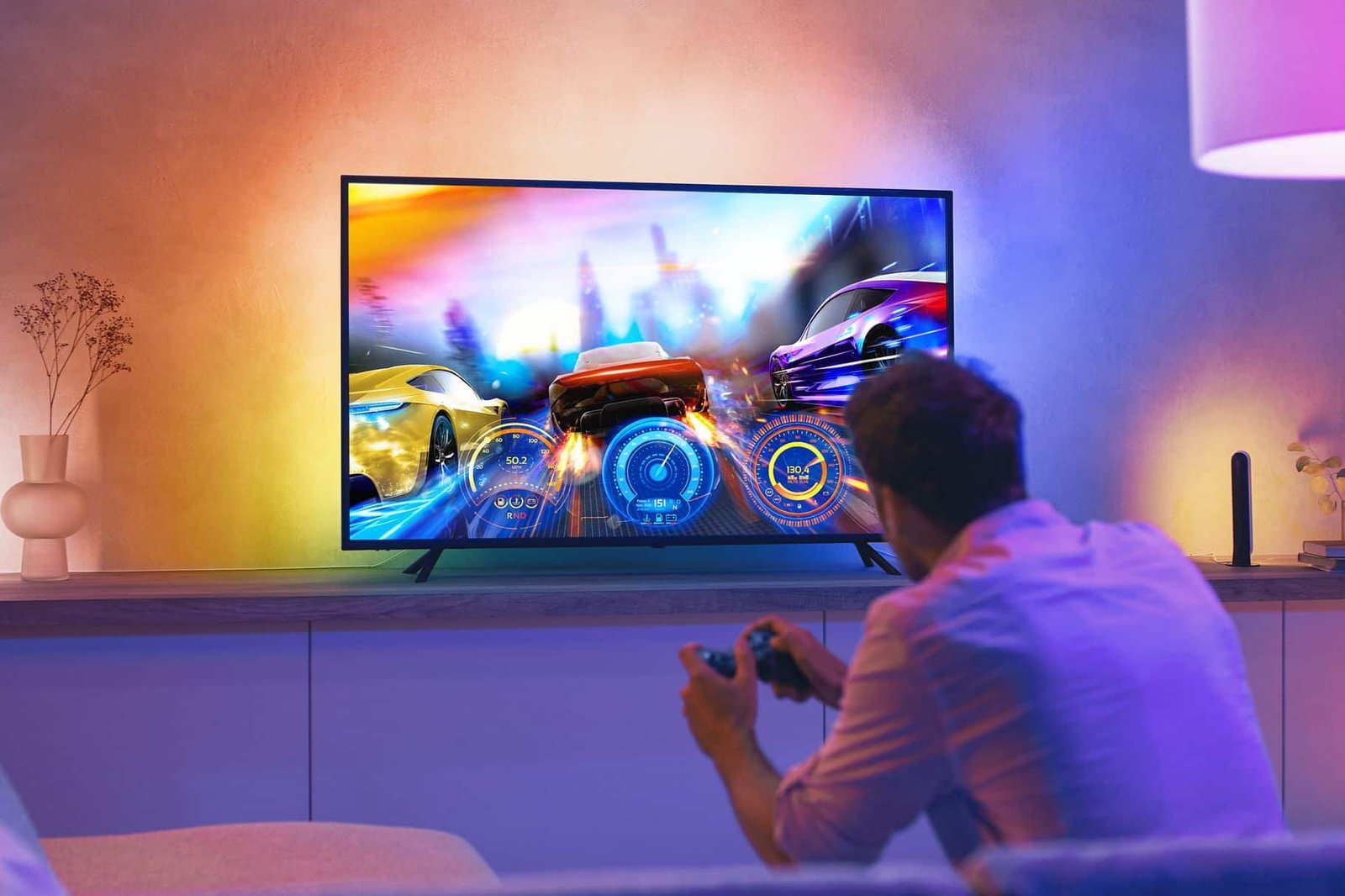 Светлинна лента Philips Hue Play зад телевизор по време на игра