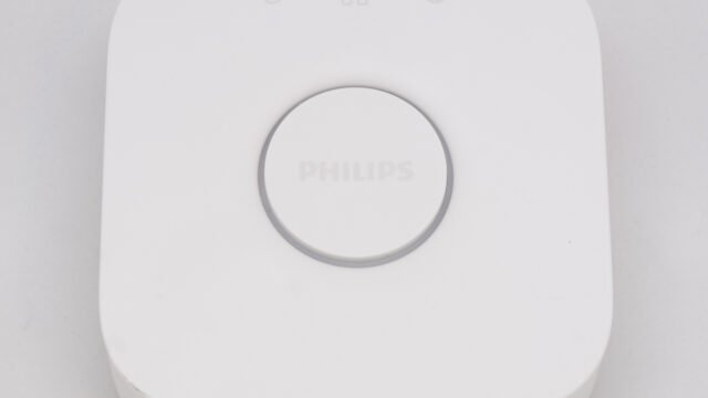 Централата Philips Hue Bridge, през която работят сензорите и сцените в Hue