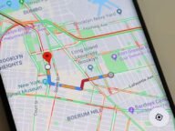 Телефон с отворена навигация на Google Maps