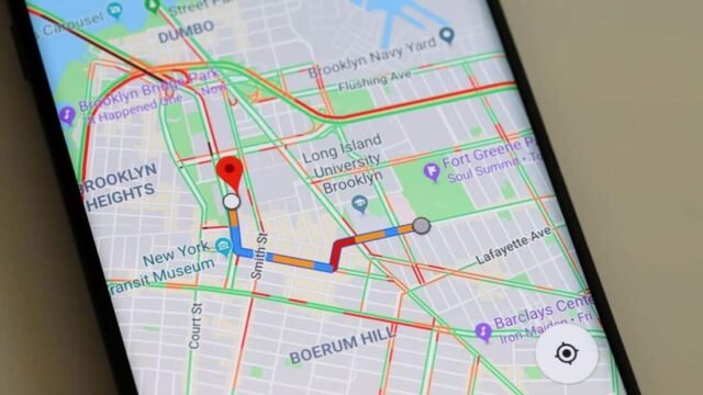 Телефон с отворена навигация на Google Maps