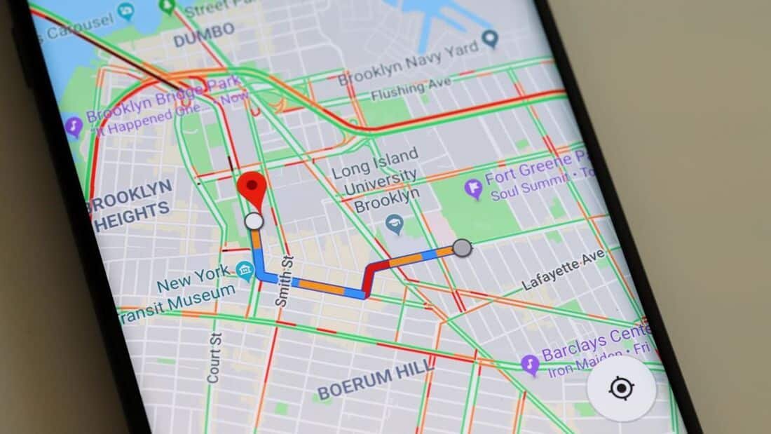 Телефон с отворена навигация на Google Maps