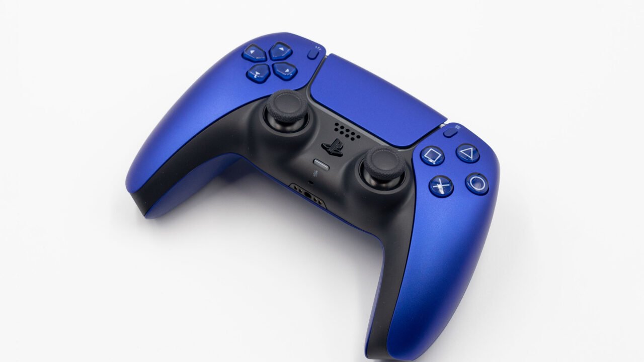 Контролер DualSense за PlayStation 5 в син цвят – цена на PlayStation Plus