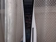 Конзола PlayStation 5 с контролер DualSense – към нея се свързва слушалката PlayStation Pulse