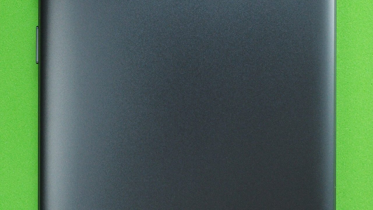 Гърбът на смартфон Pocophone F1 – по-старо устройство от марката Poco на Xiaomi
