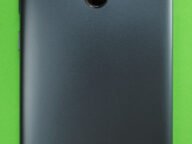 Гърбът на смартфон Pocophone F1 – по-старо устройство от марката Poco на Xiaomi