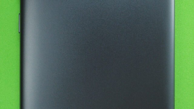Гърбът на смартфон Pocophone F1 – по-старо устройство от марката Poco на Xiaomi