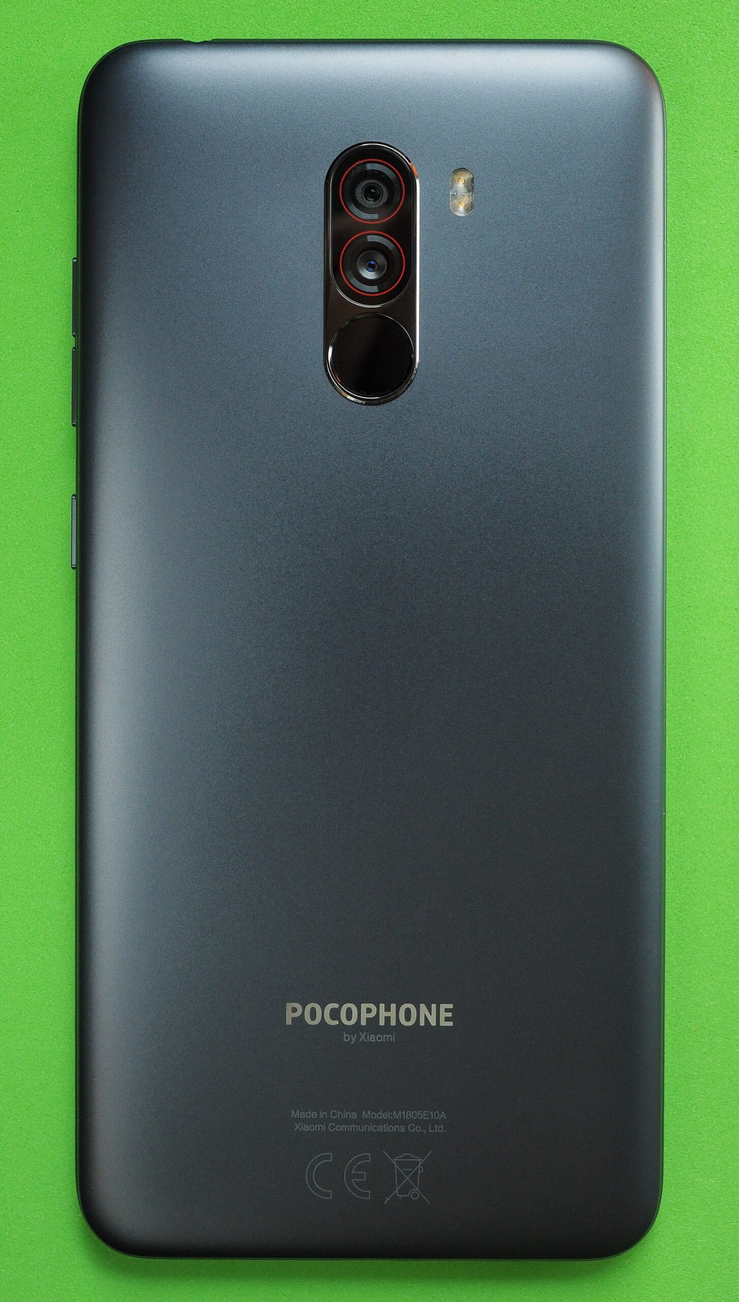 Гърбът на смартфон Pocophone F1 – по-старо устройство от марката Poco на Xiaomi