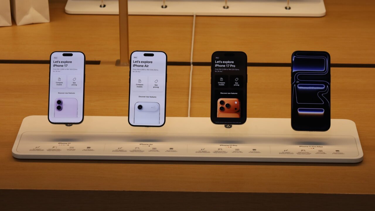Нови модели iPhone на демонстрационен щанд – прехвърляне на данни от iPhone към нов модел