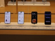 Нови модели iPhone на демонстрационен щанд – прехвърляне на данни от iPhone към нов модел