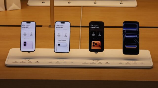 Нови модели iPhone на демонстрационен щанд – прехвърляне на данни от iPhone към нов модел