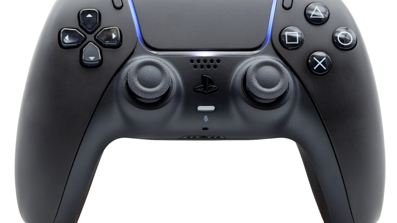 Контролер DualSense за PlayStation 5 – 11 игри напускат PS Plus Extra през ноември