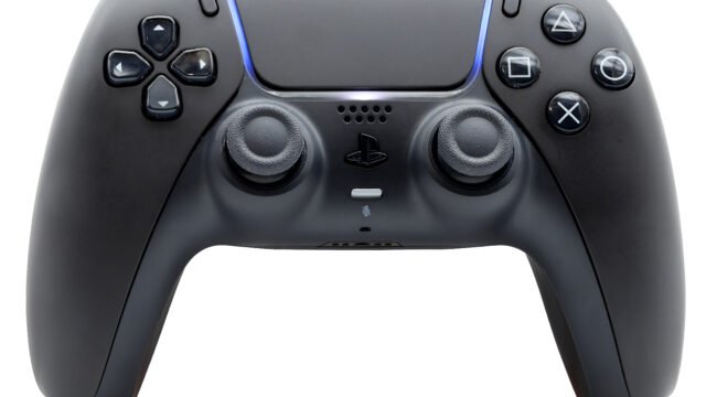 Контролер DualSense за PlayStation 5 – 11 игри напускат PS Plus Extra през ноември