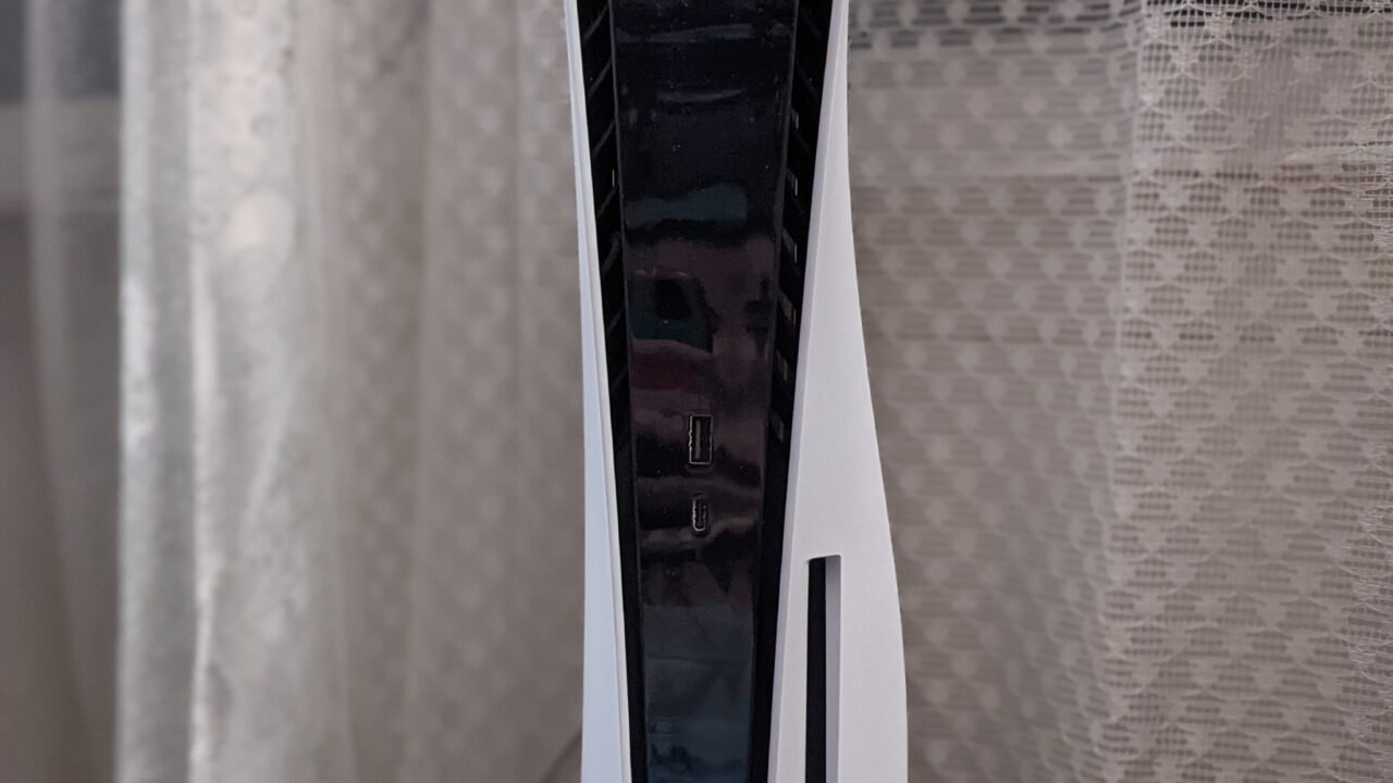 PlayStation 5 и контролер DualSense – конзолата, на която са наличните игри от PS Plus през октомври 2026