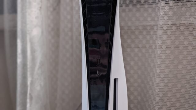 PlayStation 5 и контролер DualSense – конзолата, на която са наличните игри от PS Plus през октомври 2026