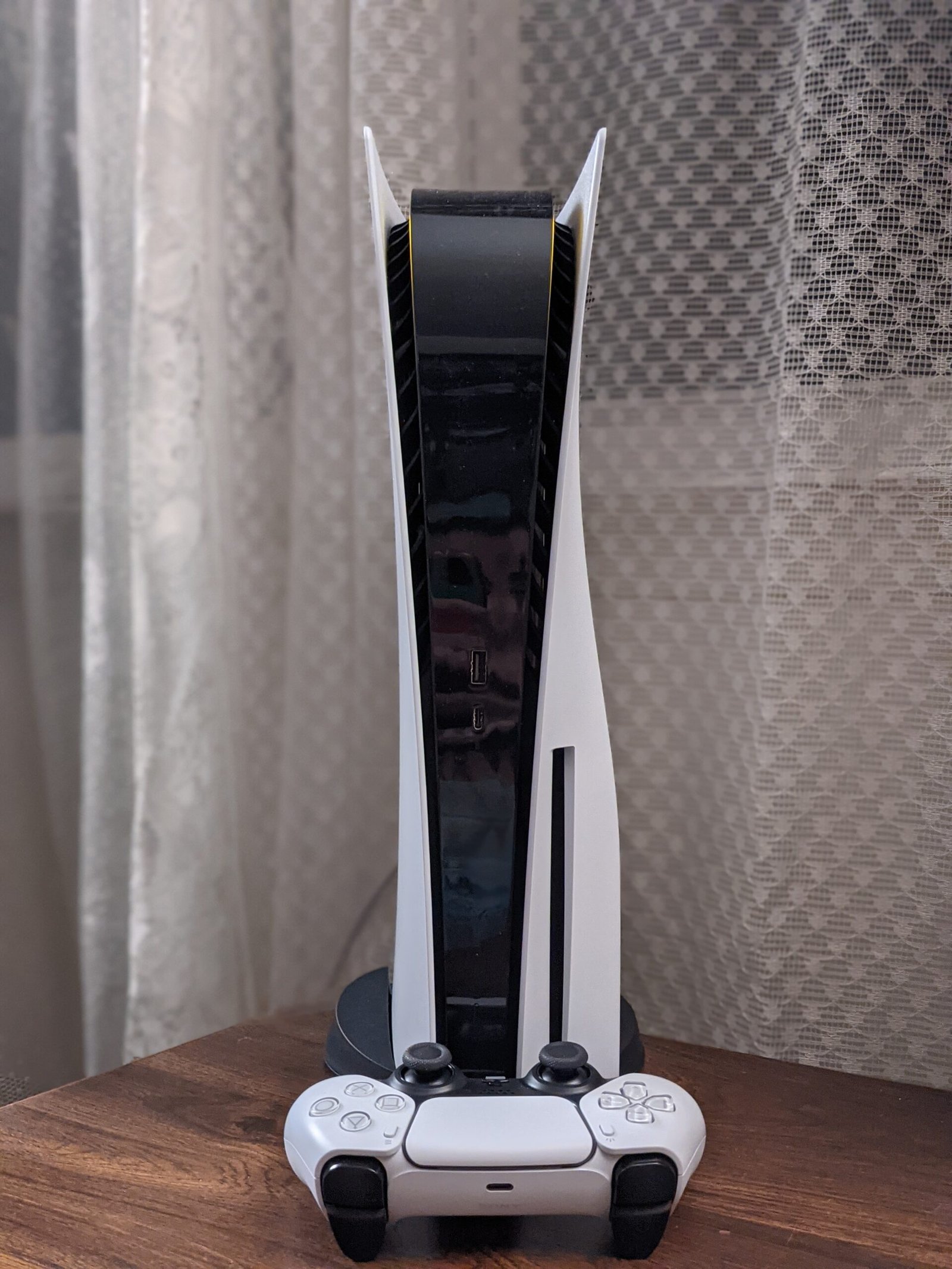 PlayStation 5 и контролер DualSense – конзолата, на която са наличните игри от PS Plus през октомври 2026