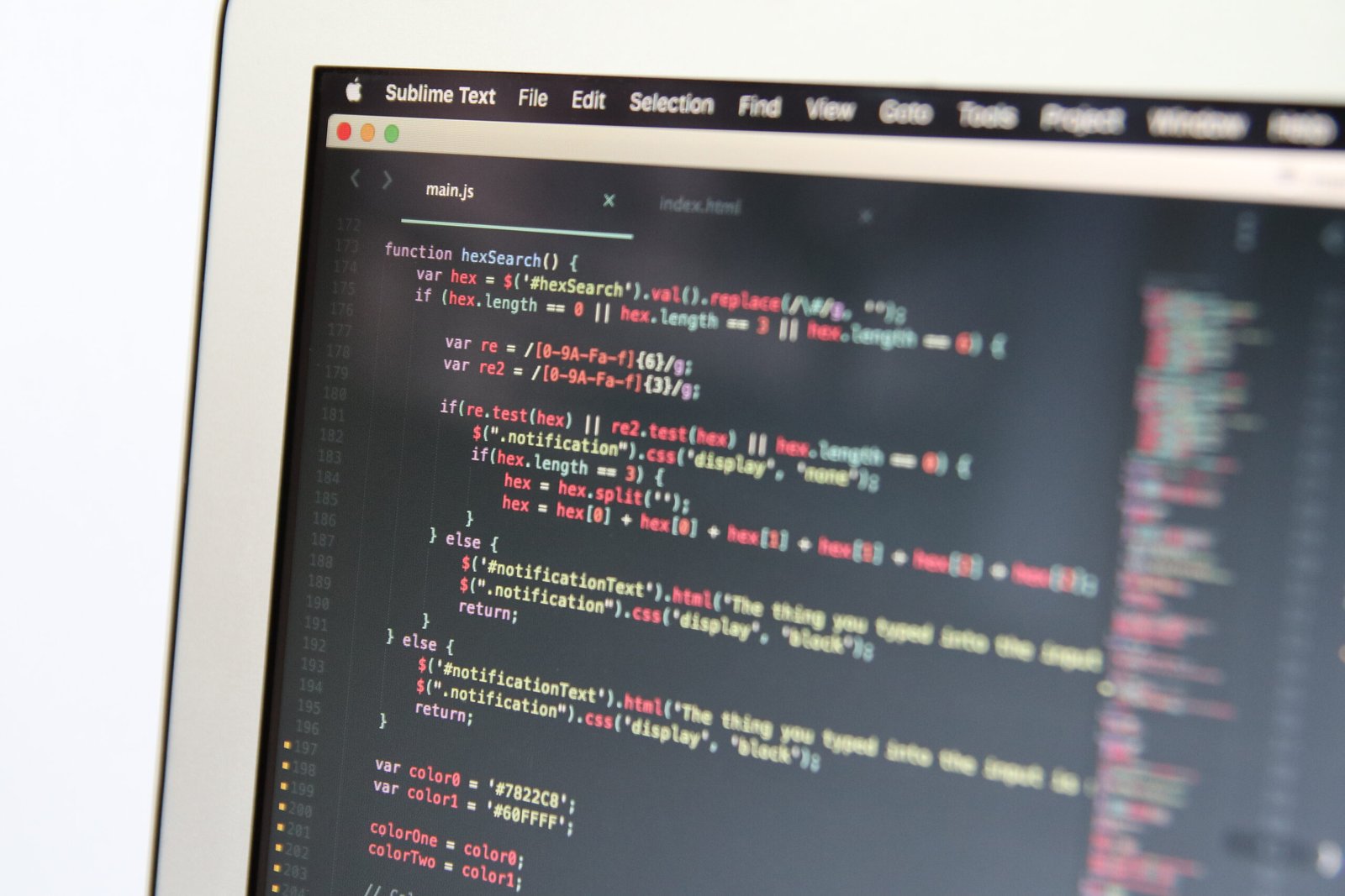 Програмен код на екрана на лаптоп – илюстрация за зловредните хранилища в GitHub