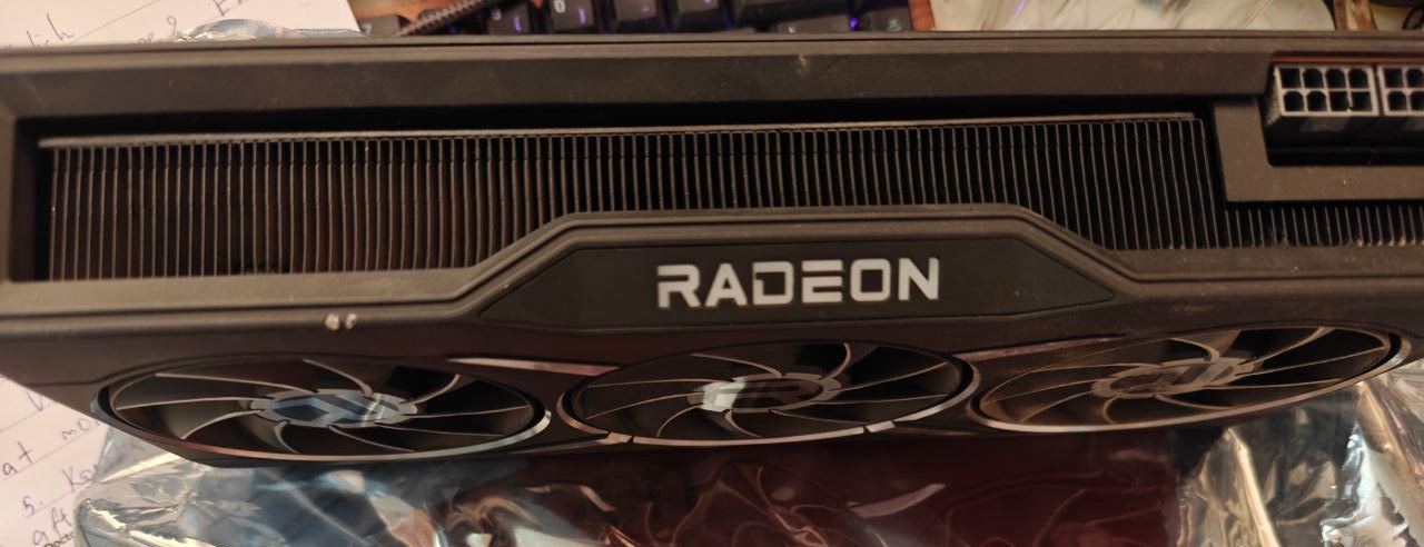 Радиатор и надпис Radeon на видеокарта RX 6800 XT, която получава FSR 4.1