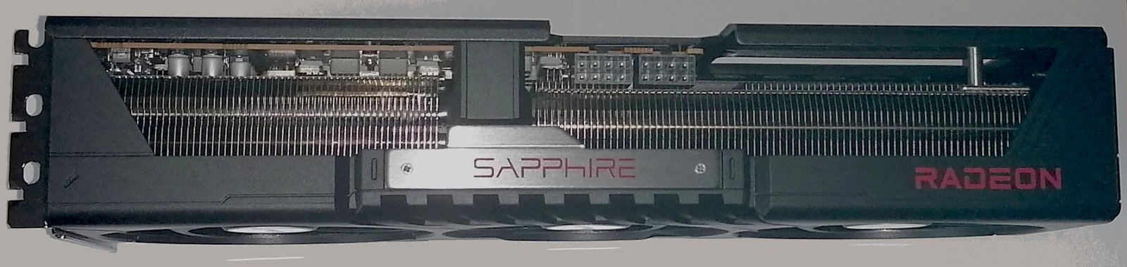 Видеокарта Sapphire Pulse Radeon RX 9070 XT, поглед отстрани
