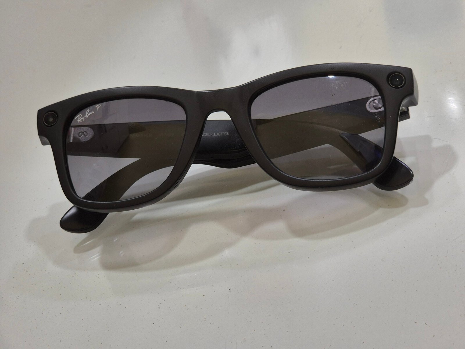 Умни очила Ray-Ban Meta второ поколение с модел Wayfarer, виждат се камерата и светодиодът