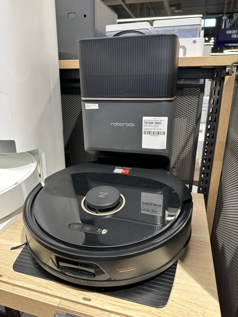 Робот прахосмукачка Roborock на зарядна станция