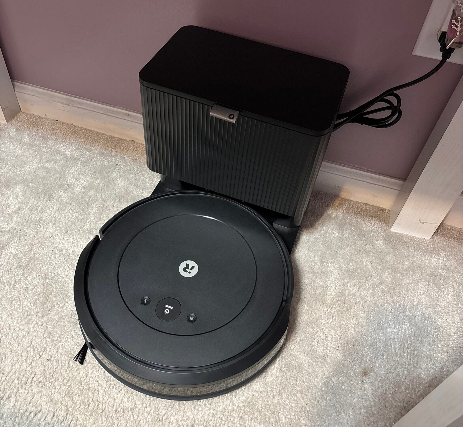 Роботът Roomba Combo 2 Essential със станция за изпразване