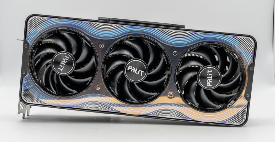Видеокартата Palit GeForce RTX 5090 GameRock с три вентилатора, гледана отпред