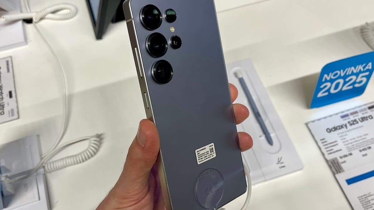 Смартфон Samsung Galaxy S25 Ultra в син цвят, държан в ръка в магазин