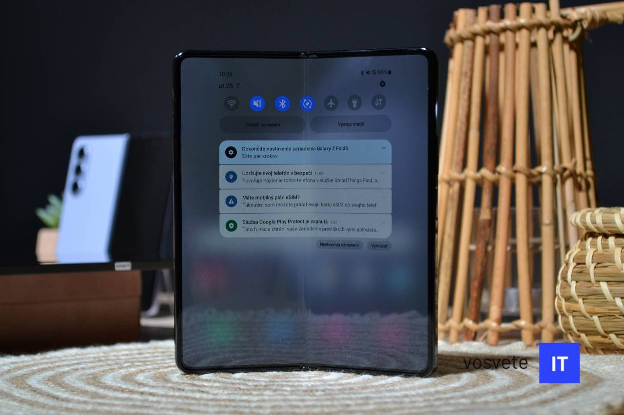 Вътрешният дисплей на Samsung Galaxy Z Fold5 с известия на екрана