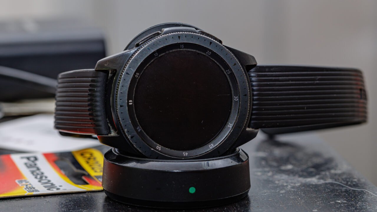 Смарт часовник Samsung Galaxy Watch на зарядна основа – данните за съня за Samsung Health Sleep Coach идват от часовник или пръстен