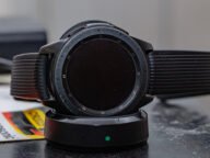 Смарт часовник Samsung Galaxy Watch на зарядна основа – данните за съня за Samsung Health Sleep Coach идват от часовник или пръстен