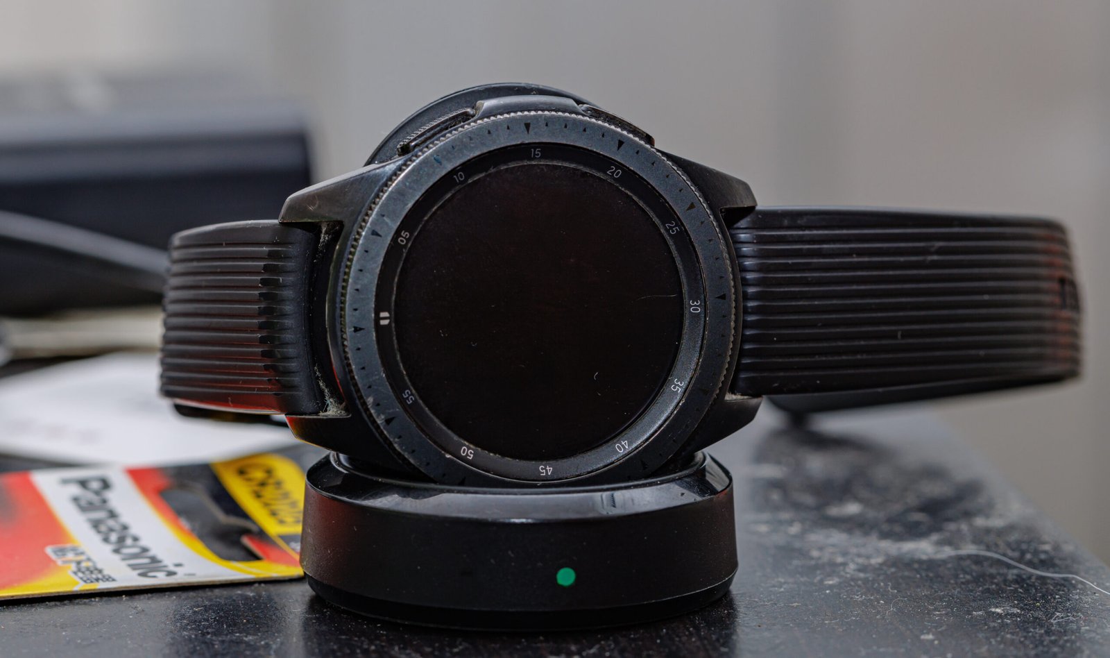 Смарт часовник Samsung Galaxy Watch на зарядна основа – данните за Samsung Health Sleep Coach идват от часовник или пръстен
