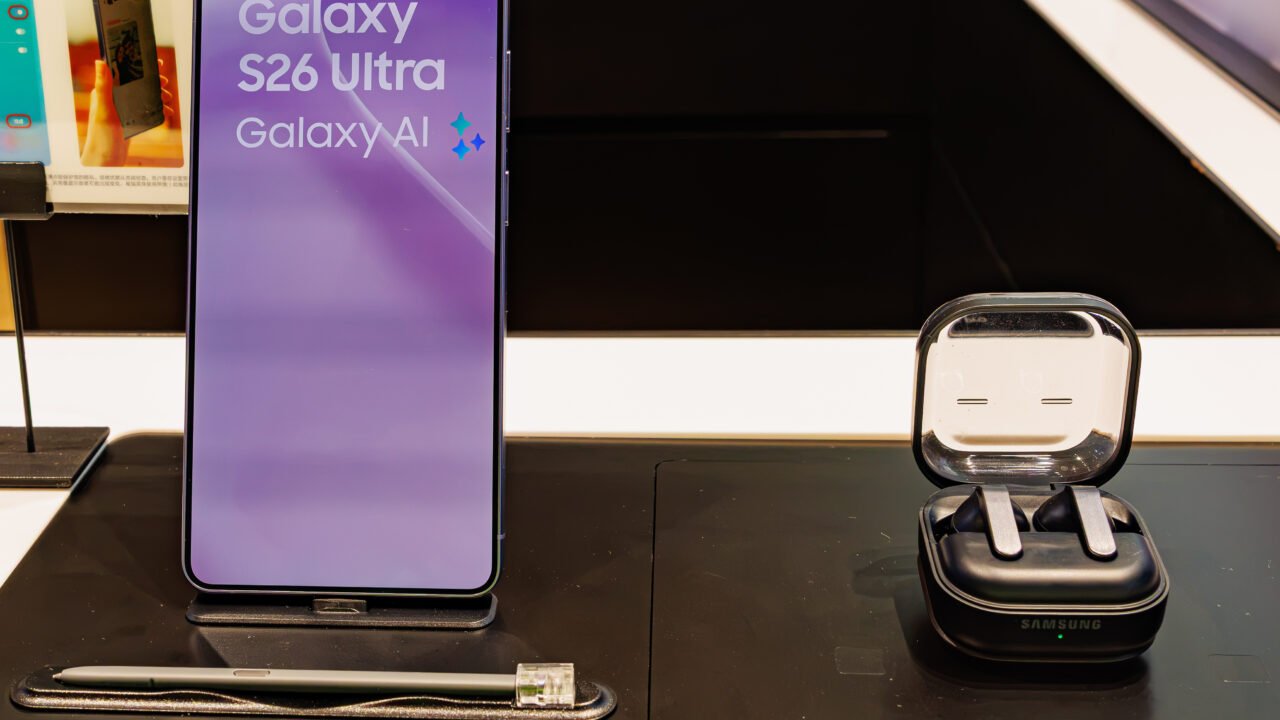 Galaxy S26 Ultra и слушалките Galaxy Buds4 Pro на щанд в магазин на Samsung