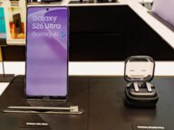Galaxy S26 Ultra и слушалките Galaxy Buds4 Pro на щанд в магазин на Samsung