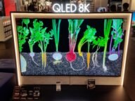 Телевизор Samsung QLED 8K с диагонал 75 инча, изложен в магазин – смарт телевизорите на Samsung са в центъра на нови твърдения за поверителност