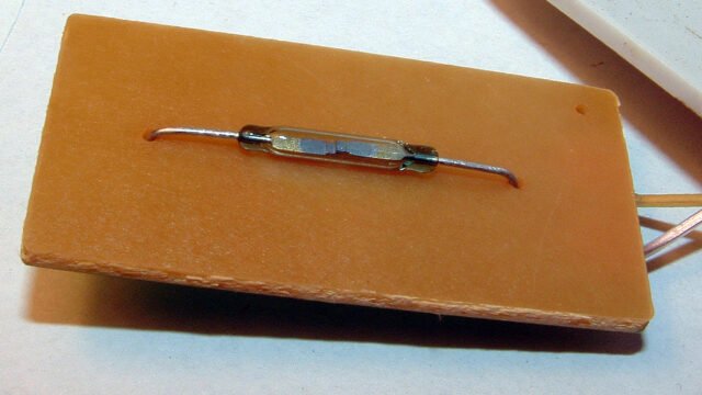 Геркон – стъклена капсула с два контакта, която затваря верига при близък магнит