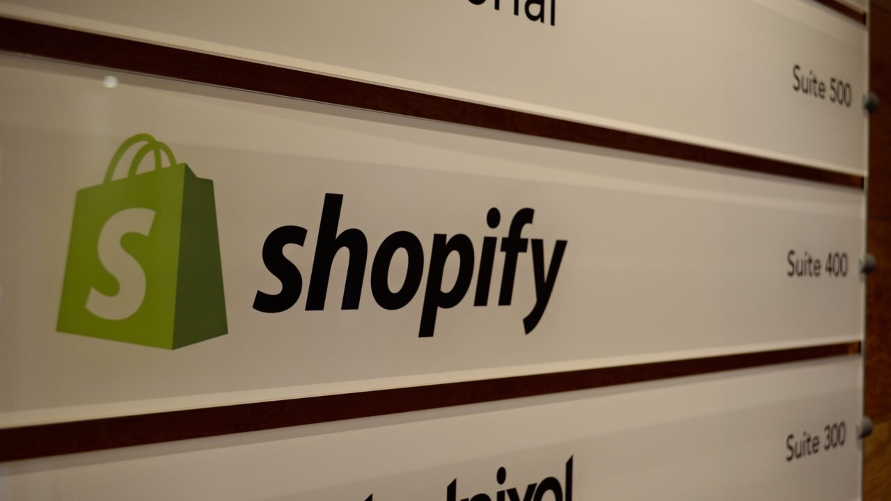 Табела на Shopify в офис в Торонто – компанията отваря каталога си за AI агенти за пазаруване