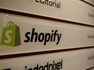 Табела на Shopify в офис в Торонто – компанията отваря каталога си за AI агенти за пазаруване