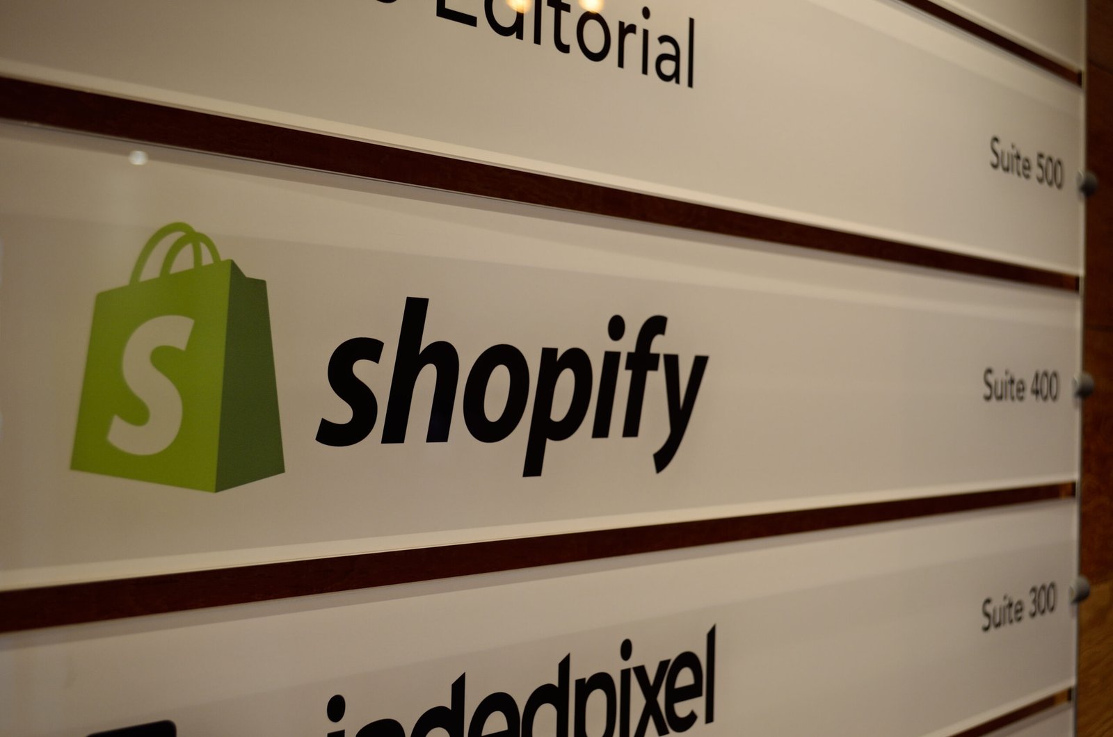 Табела на Shopify в офис в Торонто – компанията отваря каталога си за AI агенти за пазаруване