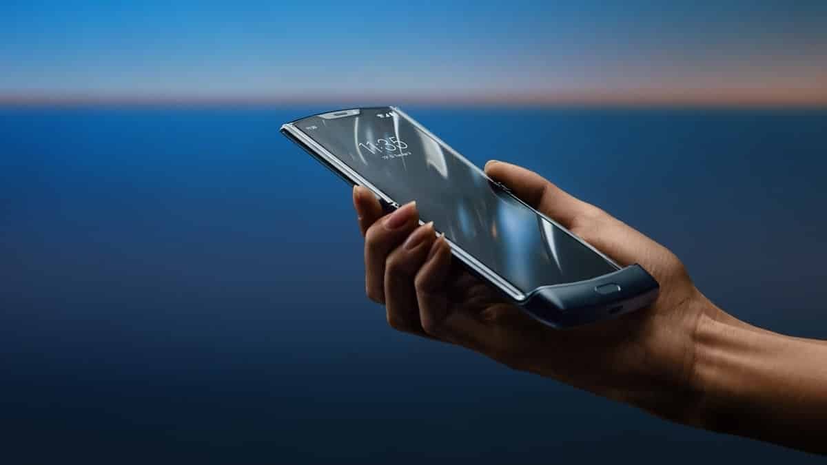 Сгъваемият Motorola Razr в ръка