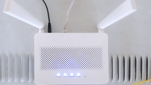 Бял домашен Wi-Fi рутер със светещи индикатори – смяната му засяга устройствата в умния дом
