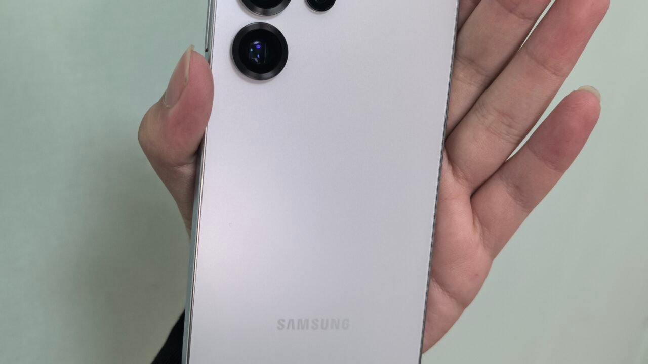 Galaxy S25 Ultra отзад – предишното поколение на флагмана, чийто наследник Galaxy S27 Ultra е в центъра на слуховете за Snapdragon 8 Elite Extreme Gen 6