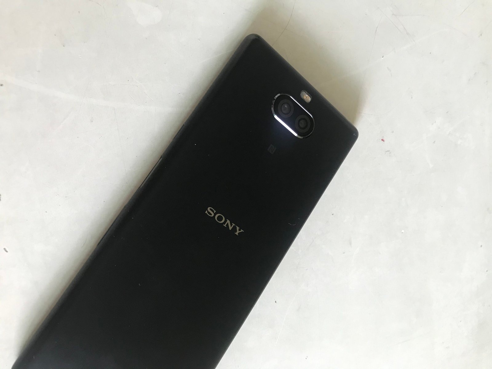 Гърбът на Sony Xperia 10 от първото поколение на серията, към която принадлежи Xperia 10 VI