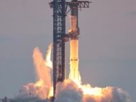 Стартът на ракетата Starship на SpaceX по време на петия тестов полет