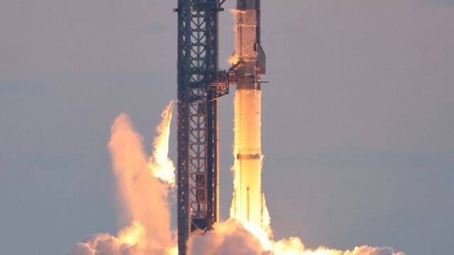 Стартът на ракетата Starship на SpaceX по време на петия тестов полет