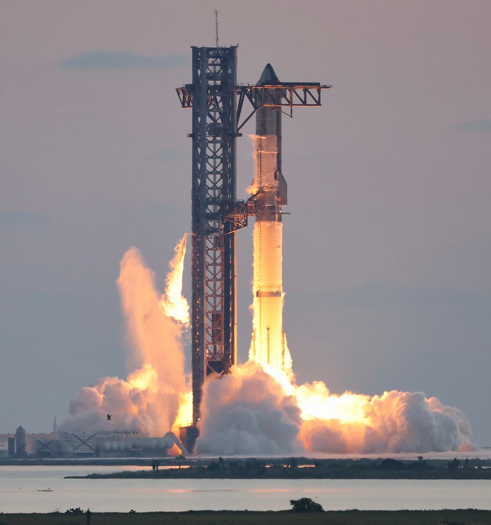Стартът на ракетата Starship на SpaceX по време на петия тестов полет