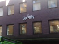 Сграда на Spotify с логото на компанията – Spotify въвежда QR проверка за Family плана
