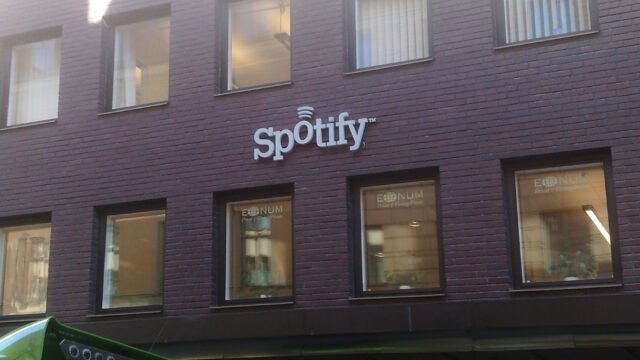 Сграда на Spotify с логото на компанията – Spotify въвежда QR проверка за Family плана