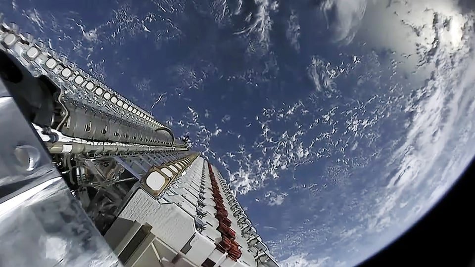 Сателити Starlink непосредствено преди отделянето им в орбита